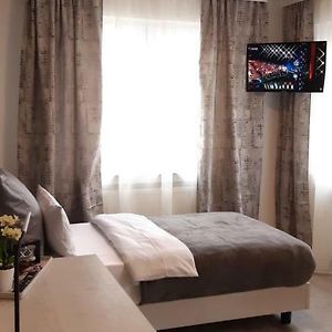 Zimmer mit Kingsize-Bett