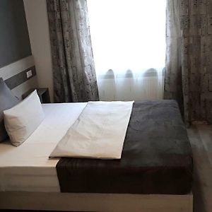 Zimmer mit Kingsize-Bett